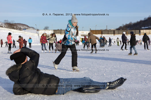 Спортивный фоторепортаж: катающиеся на коньках жителей города Петропавловска-Камчатского