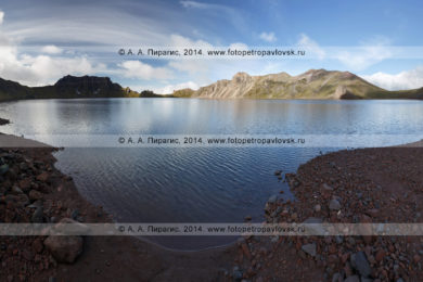 Кратер вулкана Хангар (Khangar Volcano) и кратерное озеро Хангар (озеро Кожгумк) на полуострове Камчатка
