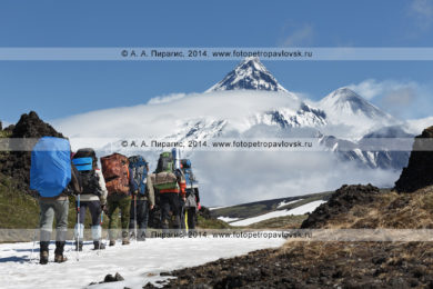 Пеший туризм на Камчатке, туристы и путешественники на фоне Ключевской группы вулканов