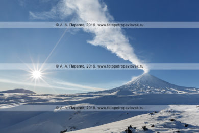 Фотография: зимний вид на действующий Ключевской вулкан (Klyuchevskoy Volcano). Полуостров Камчатка, Ключевская группа вулканов