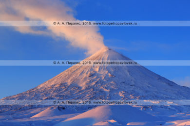 Фотография: действующий вулкан Ключевская сопка (Klyuchevskaya Sopka), или Ключевской вулкан (Klyuchevskoy Volcano), на восходе солнца. Полуостров Камчатка, Ключевская группа вулканов