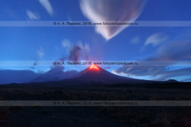 Фотография: Камчатка, вулкан Ключевская сопка (Klyuchevskaya Sopka), или Ключевской вулкан (Klyuchevskoy Volcano), ночной вид на извержение камчатского исполина