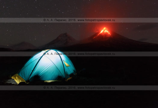 Фотография: туристическая палатка на фоне извержения Ключевского вулкана на Камчатке