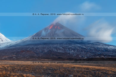 Фотография: камчатский пейзаж — извергающийся вулкан Ключевская сопка (Klyuchevskaya Sopka) — самый высокий действующий вулкан Европы и Азии
