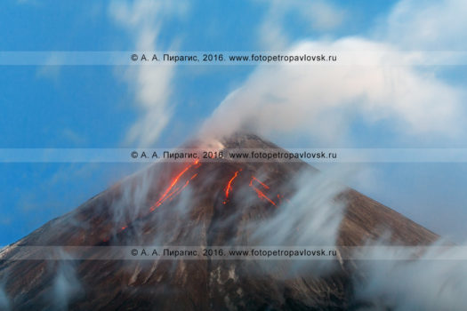 Фотография: Камчатка, вулкан Ключевская сопка (Klyuchevskaya Sopka), вершина извергающегося вулкана — текущая по склону лава, вырывающийся из кратера пар, газ и пепел