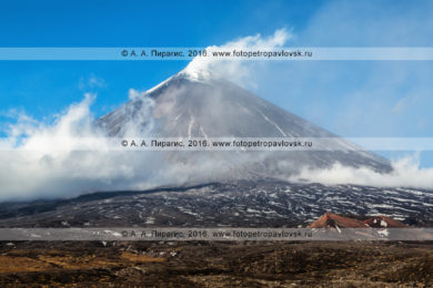 Фотография действующего вулкана Ключевская сопка на полуострове Камчатка