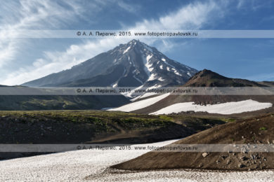 Фотография: вид на действующий вулкан Корякская сопка (Koryaksky Volcano) с Авачинского перевала. Полуостров Камчатка