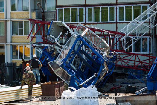 Фоторепортаж: трагедия в Петропавловске-Камчатском — упал башенный кран на стройке