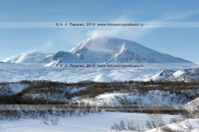 Фотография: вулкан Крестовский, вулкан Средний и вулкан Ушковский на полуострове Камчатка