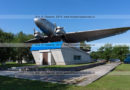 Фотография памятника самолету Ли-2 в камчатском аэропорту.