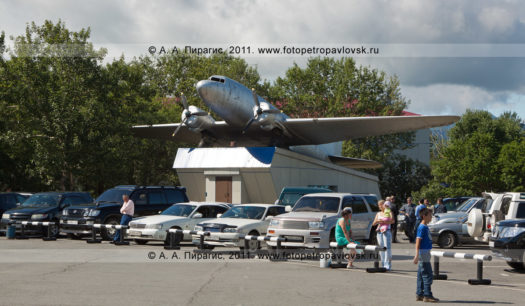 Фотография памятника самолету Ли-2 в аэропорту Елизово на полуострове Камчатка