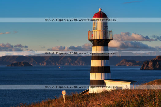 Фотографии: маяк «Петропавловский», или Петропавловский маяк, расположенный на берегу Тихого океана.