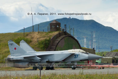 Фотографии российского истребителя МиГ-31 противовоздушной обороны дальнего действия на военном аэродром Елизово на полуострове Камчатка