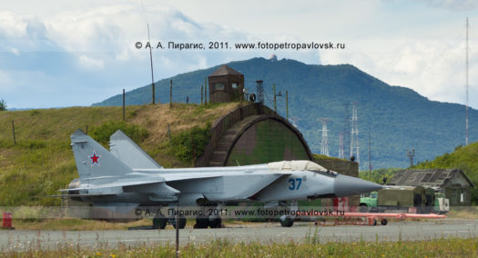 Фотографии российского истребителя МиГ-31 противовоздушной обороны дальнего действия на военном аэродром Елизово на полуострове Камчатка
