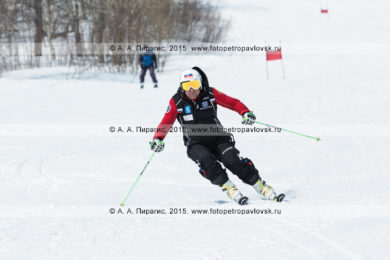 Фотография: горнолыжный спорт на Камчатке — горнолыжник мчится с горы Морозной. Камчатский край, Елизовский район, город Елизово, горнолыжная база "Морозная"