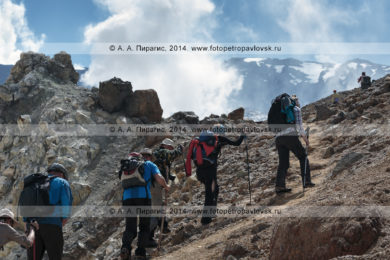 Фотографии туристов и путешественников, поднимающихся в кратер вулкана Мутновская сопка на полуострове Камчатка