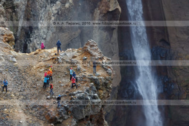 Фотографии путешественников на туристической экскурсии на водопаде в овраге Опасном (каньон Опасный) на Мутновском вулкане