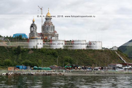 Фотографии видов с моря на строительство Камчатского морского собора в Петропавловске-Камчатском