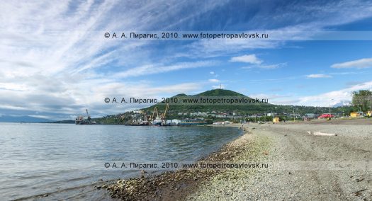Панорамная фотография Петропавловска-Камчатского: городской пляж на Озерновской косе, берег Авачинской губы (бухты); на дальнем плане — Мишенная сопка