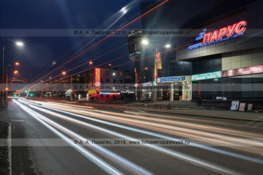 Вечерняя фотография торгово-развлекательного центра "Парус" в столице Камчатского края