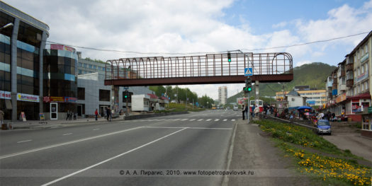 Фотографии надземного пешеходного переходе на Комсомольской площади в городе Петропавловске-Камчатском