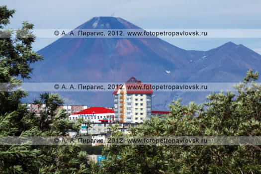 Фотографии города Петропавловска-Камчатского на фоне Авачинской сопки (Авачинский вулкан)