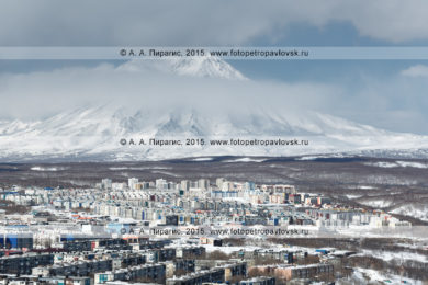 Фотография: зимний вид на город Петропавловск-Камчатский и вулкан Корякская сопка (Корякский вулкан) на Камчатке