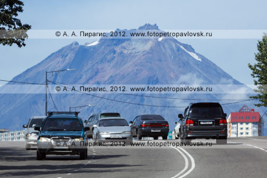 Фотографии дороги по улице Ленинградской в городе Петропавловске-Камчатском на фоне Корякского вулкана