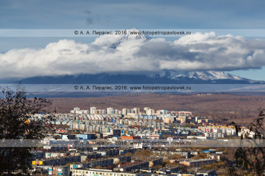 Фотография: город Петропавловск-Камчатский на фоне действующего стратовулкана Корякская сопка. Полуостров Камчатка