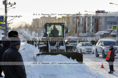Фотография: зимний городской пейзаж — колесный погрузчик чистит главную автодорогу после пурги (метели). Камчатский край, город Петропавловск-Камчатский