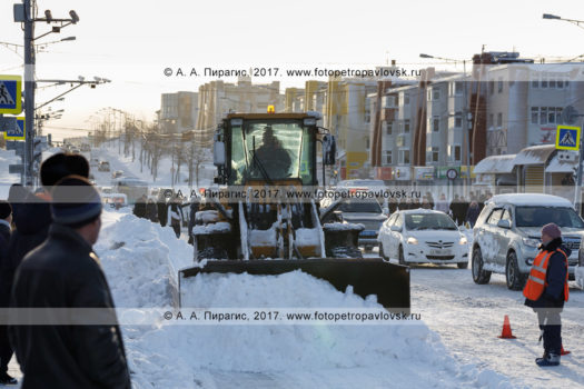 Фотография: зимний городской пейзаж — колесный погрузчик чистит главную автодорогу после пурги (метели). Камчатский край, город Петропавловск-Камчатский