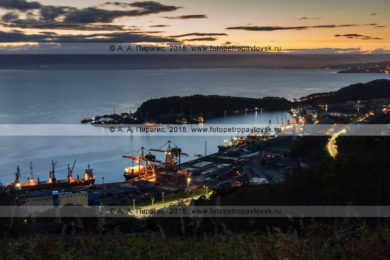 Ночная фотография: городской пейзаж Петропавловска-Камчатского после захода солнца, вид на Петропавловск-Камчатский морской торговый порт