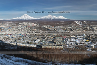 Панорама города Петропавловска-Камчатского, Корякский вулкан, Авачинский вулкан и Козельский вулкан