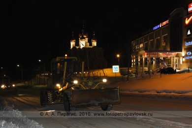 Фотография работы грейдеров — ночная расчистка дорог Петропавловска-Камчатского от снега