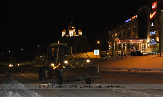 Фотография работы грейдеров — ночная расчистка дорог Петропавловска-Камчатского от снега