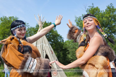 Фотографии выступления ансамбля этнического северного танца "Северные зори" в День аборигена