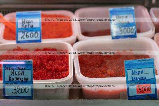 Фотографии прилавка с соленой лососевой икрой (красной икрой) на рыбном рынке