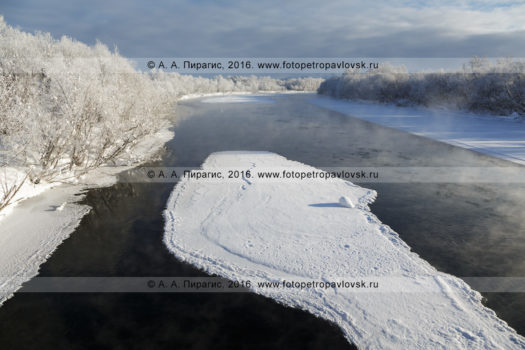 Фотография: река Камчатка, зимний вид на реку Камчатку с моста в окрестностях села Мильково. Камчатский край, Мильковский район