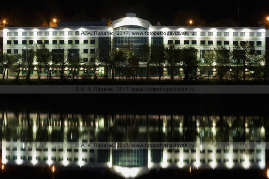 Фотография: город Петропавловск-Камчатский, Камчатское отделение Сберегательного банка России № 8556, ночная архитектурная подсветка фасада здания, отражение банка в озере