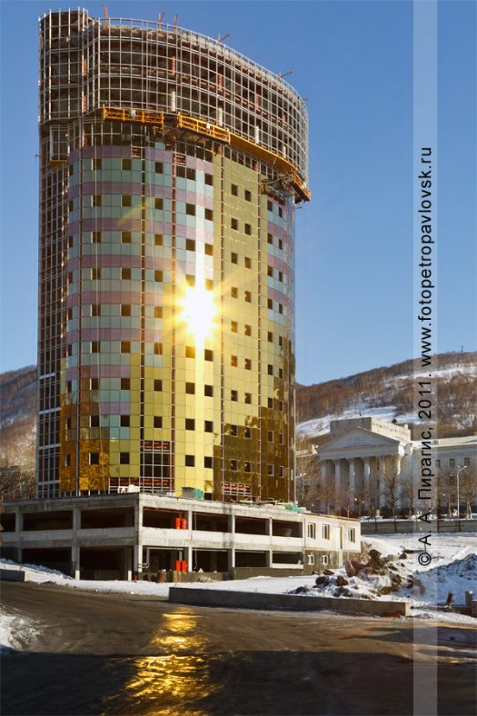 Камчатский небоскреб — бизнес-центр, офисное здание в историческом центре города Петропавловска-Камчатского