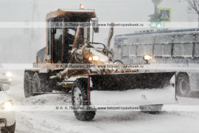 Фотография: снегоуборочная техника — грейдер осуществляет снегоочистку автодороги в городе Петропавловске-Камчатском во время пурги (метели)