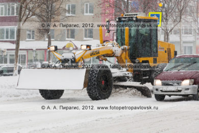 Фотографии дорог и транспорта во время снегопада в городе Петропавловске-Камчатском