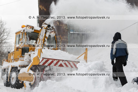 Фоторепортаж: фотографии расчистки межквартальных проездов в городе Петропавловске-Камчатском