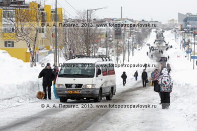 Фотография: последствие снежного циклона. Автобусное сообщение закрыто, маршрутное такси подбирает пешеходов по дороге на проспекте 50 лет Октября в Петропавловске-Камчатском