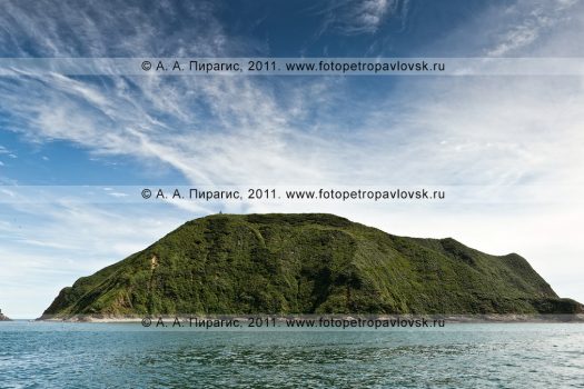 Фотография: панорама острова Старичков, вид на остров с запада. "Остров Старичков" — зоологический памятник природы Камчатки. Слева на фотографии: кекур Караульный