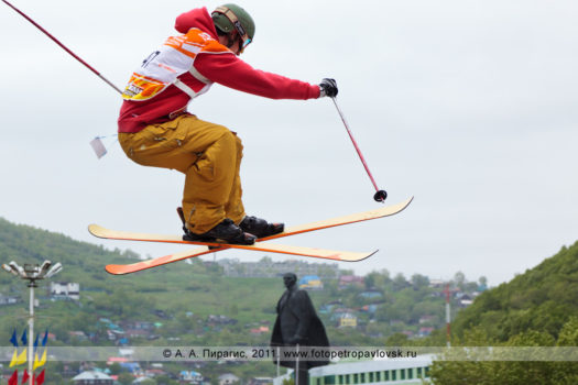 Спортивный фоторепортаж: соревнования сноубордистов и лыжников "Summer Jam" в День молодежи в городе Петропавловске-Камчатском