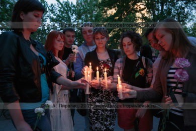 Фоторепортаж: акция "Свеча памяти" в сквере Свободы города Петропавловска-Камчатского