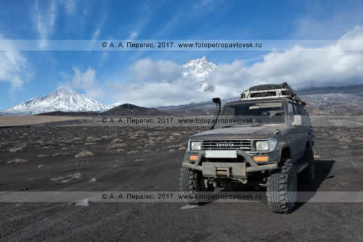 Фотография: японский внедорожник Toyota Land Cruiser Prado на фоне вулканов полуострова Камчатка