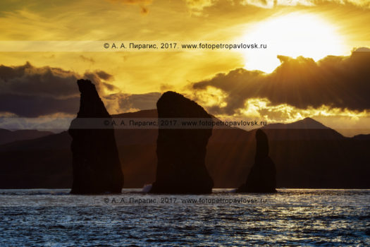 Фотография: камчатский морской пейзаж — красивый вид на закате солнце на памятник природы Камчатки "Скалы Три Брата" в Авачинской губе (Авачинская бухта)