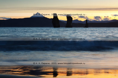 Фотография скал Три Брата на закате солнца. Авачинская губа, полуостров Камчатка